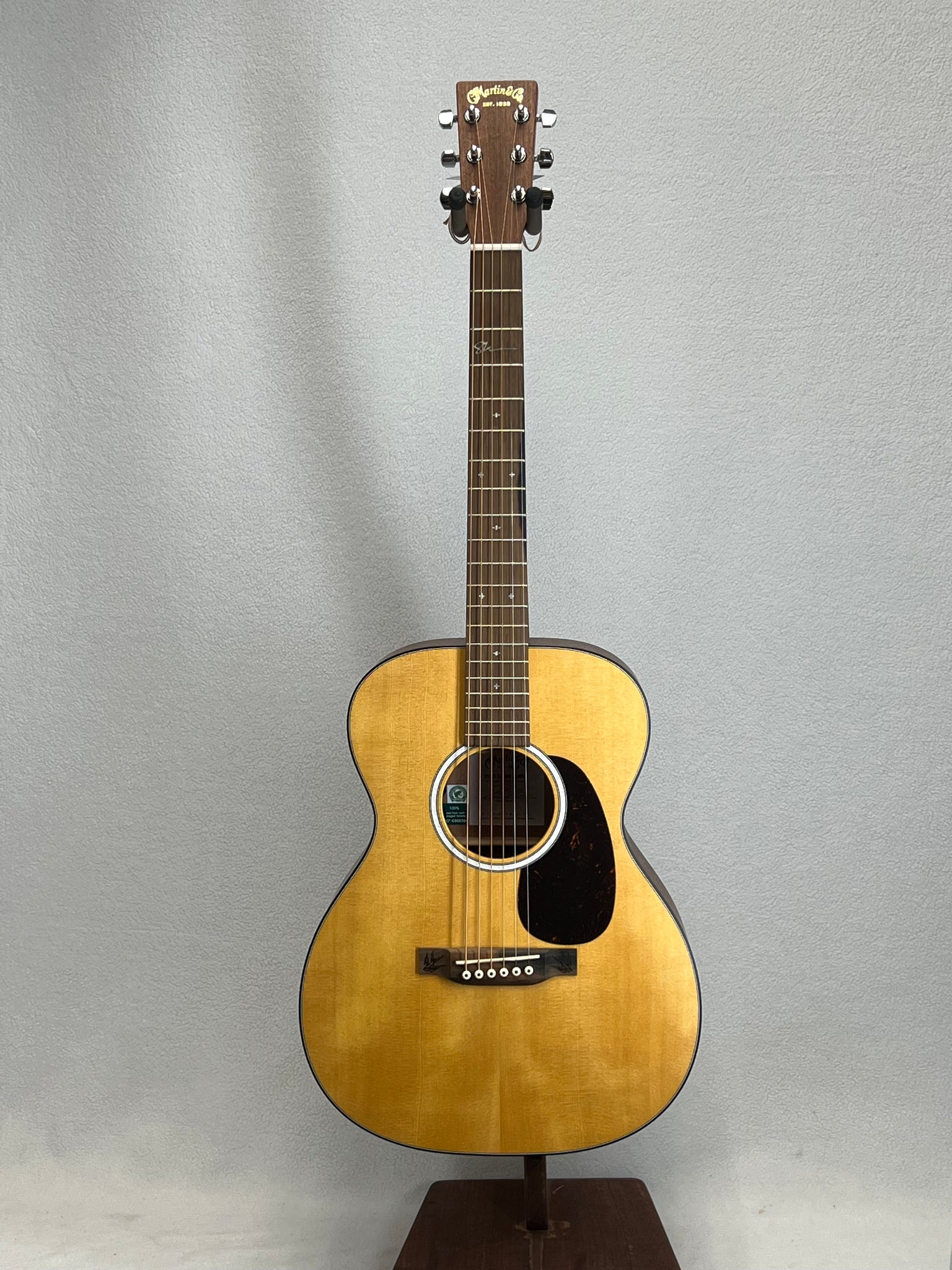 Martin 000JR-10E SHAWN MENDES SN:2656386 – Strings & Things Music LLC