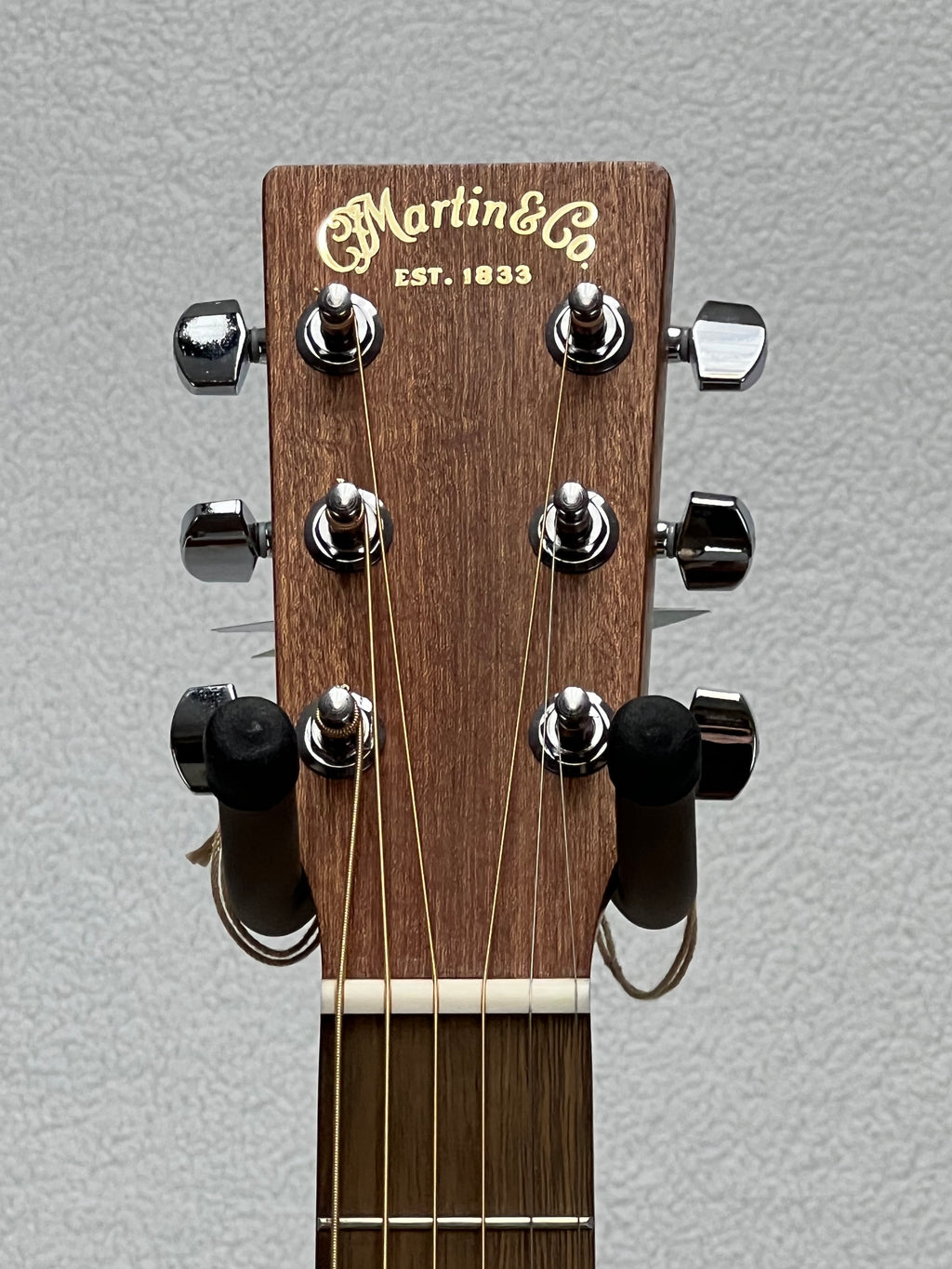 Martin 000JR-10E SHAWN MENDES SN:2656386 – Strings & Things Music LLC